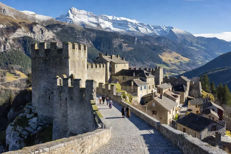 Remparts de Briançon ville haute, panorama montagnard alpin sur les Hautes-Alpes
